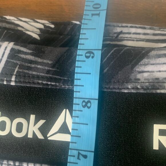Reebok Black and White Print Capri Leggings Size Small - Picture 10 of 11